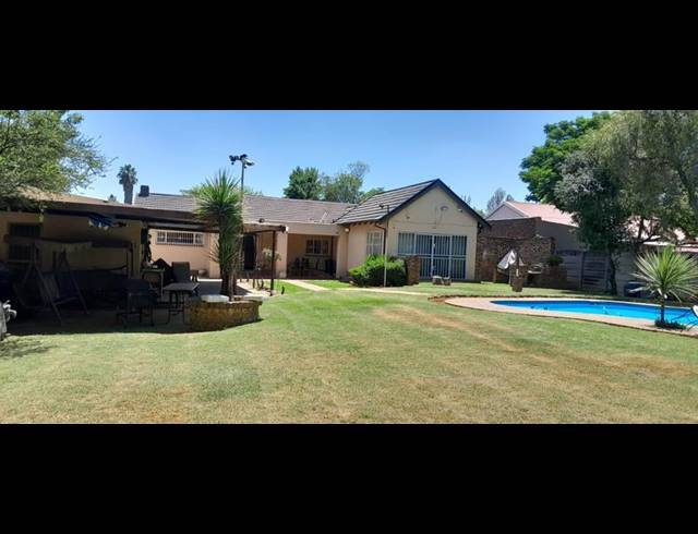 4 BEDROOM HOUSE FOR SALE IN KEMPTON PARK CENTRAL